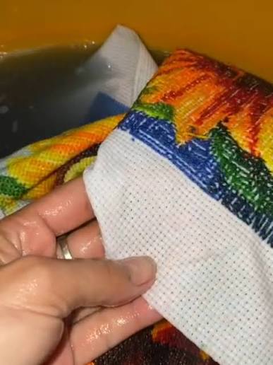 Cách giặt tranh thêu chữ thập: Thao tác bằng tay nhẹ nhàng