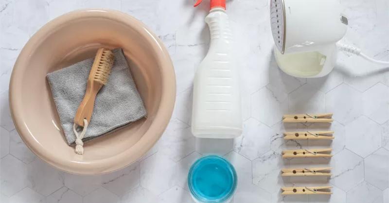 Chuẩn bị dụng cụ để giặt tranh thêu chữ thập tại nhà