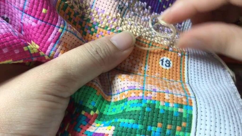 Những lưu ý quan trọng về cách giặt tranh thêu chữ thập tại nhà