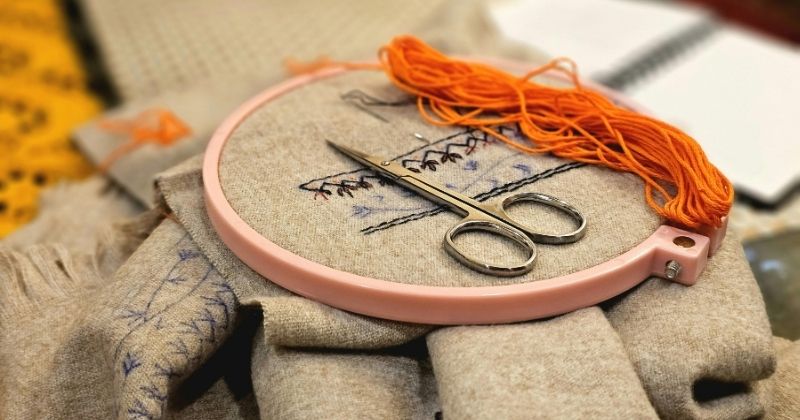 Các loại tranh thêu phổ biến gồm tranh thêu tay, chữ thập, ruy băng, hai mặt, truyền thần và thêu máy