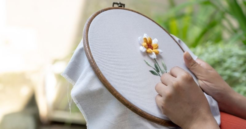Cách xỏ kim và chuẩn bị chỉ trước khi thêu tranh