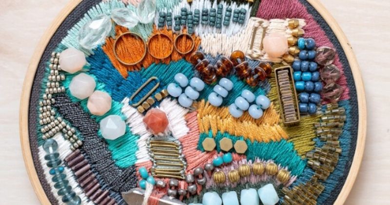 Bộ dụng cụ thêu tranh gồm vải, kim, chỉ, khung thêu, kéo và mẫu thêu