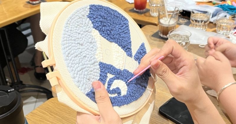 Hướng dẫn thêu tranh cho người mới từ chuẩn bị dụng cụ đến thực hiện mũi thêu
