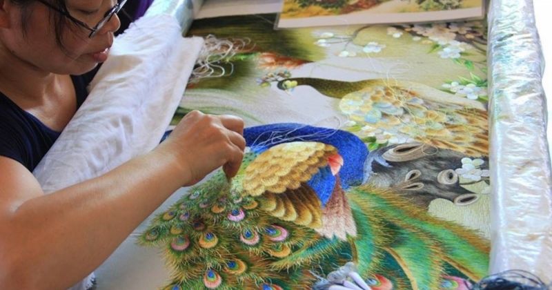 Tranh thêu tay truyền thống được thực hiện bằng nhiều loại mũi thêu