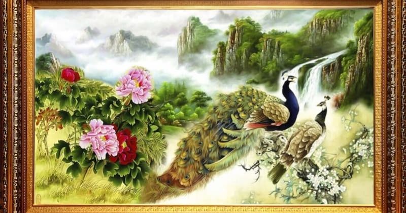 Ý nghĩa tranh thêu qua các chủ đề hoa sen, cá chép, chim công và phong cảnh